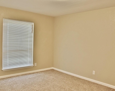 302 Linkwood Drive - Photo Thumbnail 15