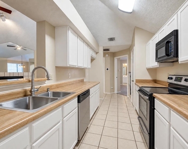 525 Grace Lane - Photo Thumbnail 3