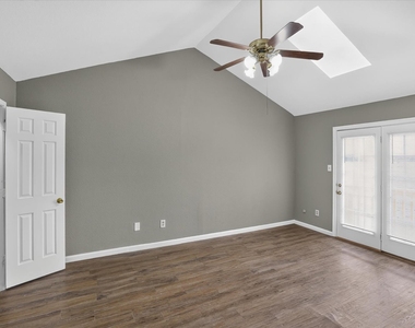 802 Custer Street - Photo Thumbnail 9