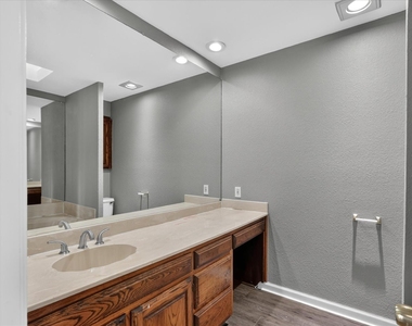 802 Custer Street - Photo Thumbnail 17