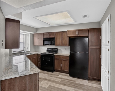 802 Custer Street - Photo Thumbnail 7