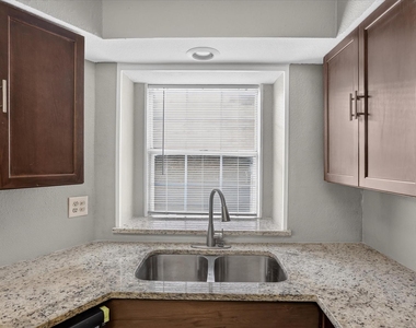 802 Custer Street - Photo Thumbnail 5