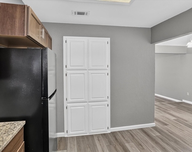 802 Custer Street - Photo Thumbnail 6