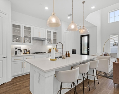444 Somerville Drive - Photo Thumbnail 5