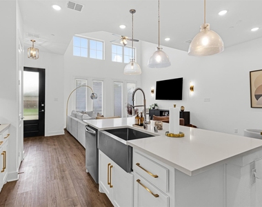 444 Somerville Drive - Photo Thumbnail 4