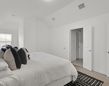 444 Somerville Drive - Photo Thumbnail 16