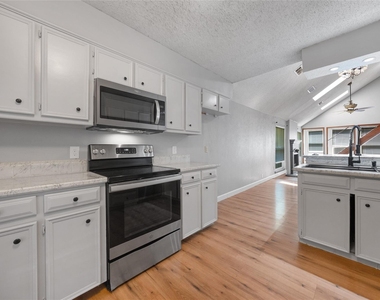 222 Gwendola Drive - Photo Thumbnail 5