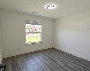 1321 Franklin Avenue - Photo Thumbnail 5