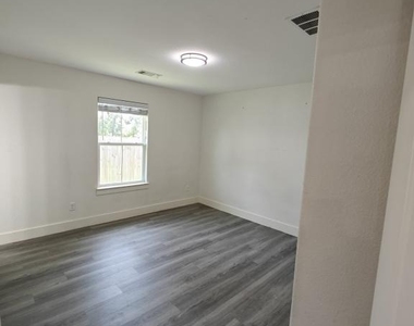 1321 Franklin Avenue - Photo Thumbnail 3
