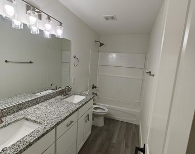 1321 Franklin Avenue - Photo Thumbnail 6