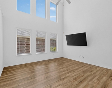 1309 Canuela Way - Photo Thumbnail 8