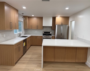 685 Center St - Photo Thumbnail 4