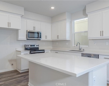 466 Meyer Place - Photo Thumbnail 9