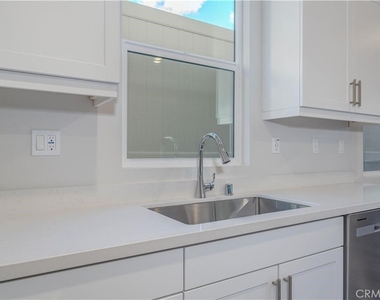 466 Meyer Place - Photo Thumbnail 10