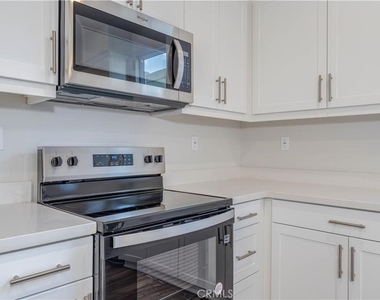 466 Meyer Place - Photo Thumbnail 11