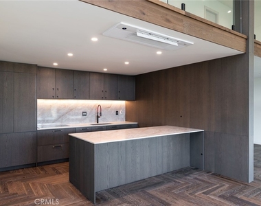 320 E Stocker Street - Photo Thumbnail 9