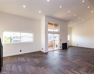320 E Stocker Street - Photo Thumbnail 3