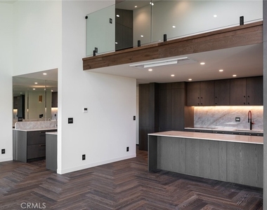 320 E Stocker Street - Photo Thumbnail 7
