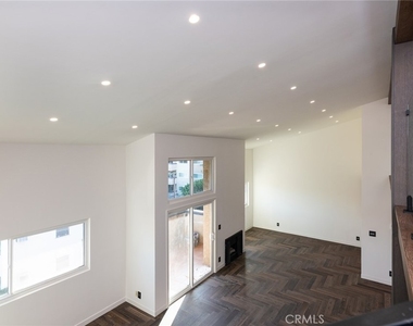 320 E Stocker Street - Photo Thumbnail 22