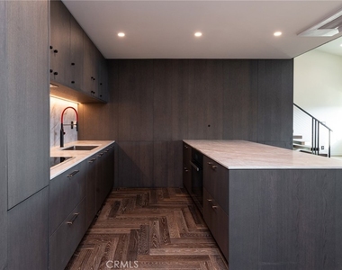 320 E Stocker Street - Photo Thumbnail 11