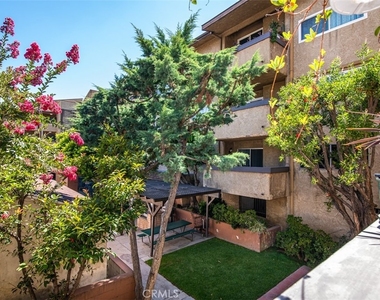320 E Stocker Street - Photo Thumbnail 44