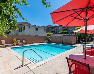 320 E Stocker Street - Photo Thumbnail 42