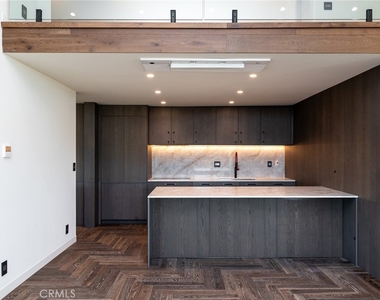 320 E Stocker Street - Photo Thumbnail 8