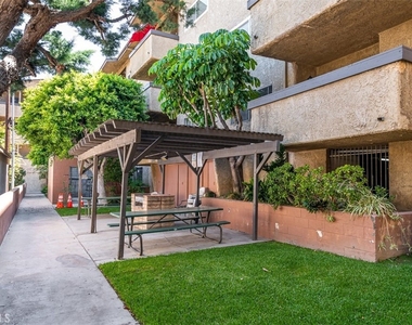 320 E Stocker Street - Photo Thumbnail 45
