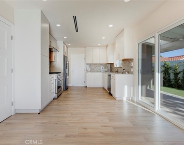 11542 Encino Avenue - Photo Thumbnail 12
