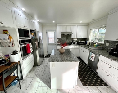 8340 Sheffield - Photo Thumbnail 2