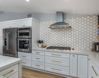 4821 Heaven Avenue - Photo Thumbnail 5