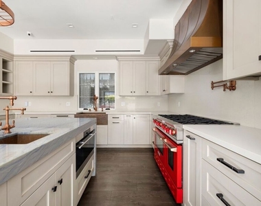 1743 Courtney Avenue - Photo Thumbnail 4