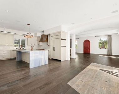 1743 Courtney Avenue - Photo Thumbnail 2