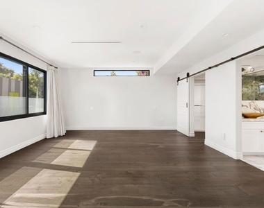 1743 Courtney Avenue - Photo Thumbnail 10