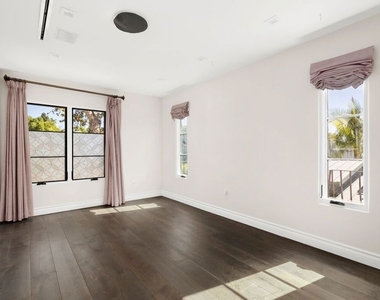 1743 Courtney Avenue - Photo Thumbnail 14