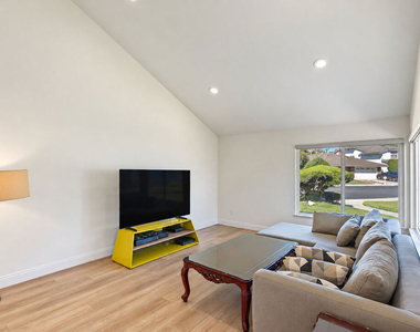 2044 Foothill Drive - Photo Thumbnail 8