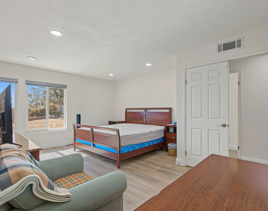 2044 Foothill Drive - Photo Thumbnail 28