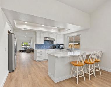 2044 Foothill Drive - Photo Thumbnail 12