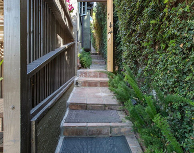 1316 N Occidental Boulevard - Photo Thumbnail 2