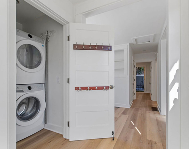 1316 N Occidental Boulevard - Photo Thumbnail 9