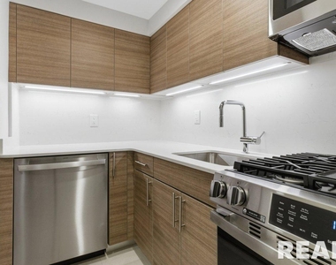 East 65th Street - Photo Thumbnail 2