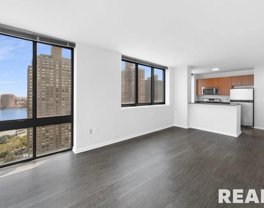 E 92nd St - Photo Thumbnail 2