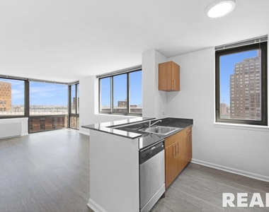 E 92nd St - Photo Thumbnail 1