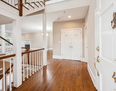 10 Old Jackson Avenue - Photo Thumbnail 3