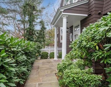 10 Old Jackson Avenue - Photo Thumbnail 1