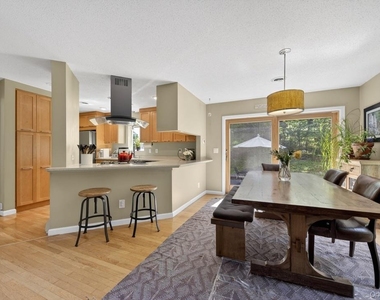305 Oak Lane - Photo Thumbnail 11