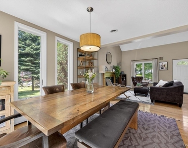 305 Oak Lane - Photo Thumbnail 12