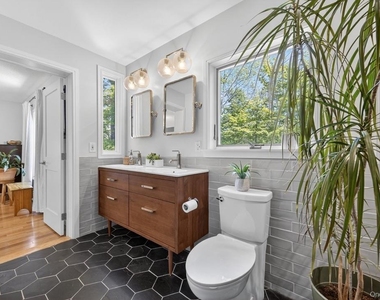 305 Oak Lane - Photo Thumbnail 18
