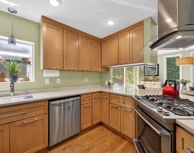 305 Oak Lane - Photo Thumbnail 15