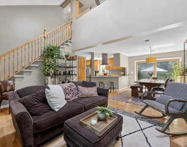 305 Oak Lane - Photo Thumbnail 10